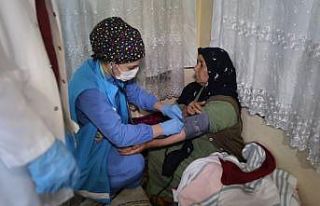 Salgınla mücadele 18 bin yaşlıya evde sağlık...