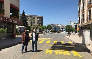Salihli’de yaya geçidi çizgileri yenilendi