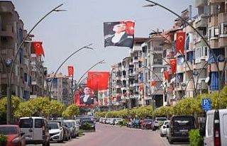 Salihli’nin cadde ve sokakları bayraklarla donatıldı