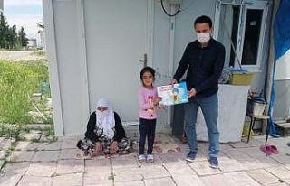 Samsat’ta evde kalan çocuklara kitap dağıtıldı