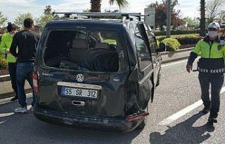 Samsun’da hafif ticari araçla otomobil çarpıştı:...