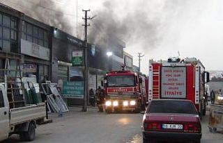 Sanayide yangın, 3 araç kül oldu