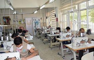 Şanlıurfa’da gönüllü olarak 100 bin maske ürettiler