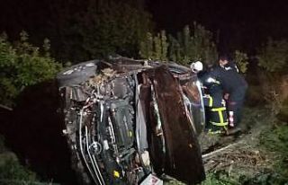 Şarampole uçan otomobilde sıkışan 3 yaralı kurtarıldı