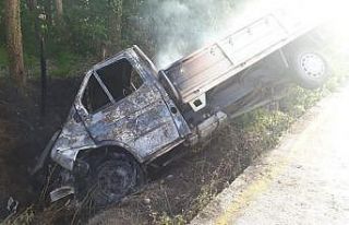 Şarampole yuvarlanan kamyonet alev aldı: 1 yaralı