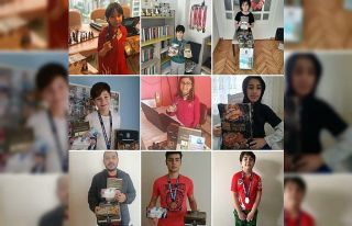 Satranç turnuvasında dereceye girenler ödüllerini...