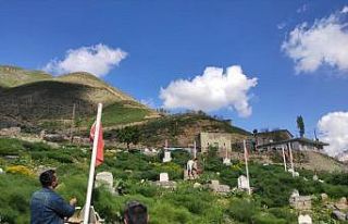 Şehit mezarlarındaki Türk bayrakları yenilendi