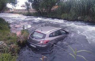 Şelaleye uçan otomobilden sağ kurtuldular