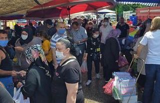 Semt pazarında alışveriş izdihamı