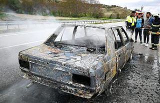 Seyir halinde yanan otomobil hurdaya döndü