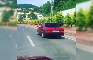 Seyir halindeyken bezle aracını sildi