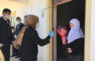 Seyitgazi Kaymakamı Baytak, şehit annelerini evlerinde...