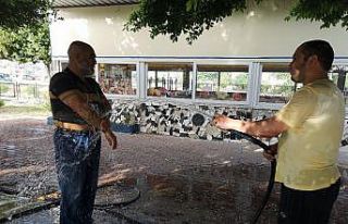 Sıcaktan bunalan vatandaş hortumla serinledi