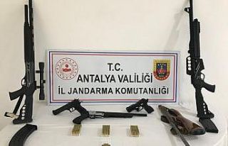 Silah kaçakçılığı yapan şahsın evine operasyon...