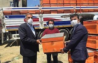 Sincik’te arıcılara organik kovan desteği