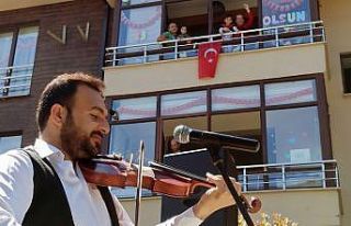 Site sakini anne ve çocukları konserde balkonda...