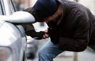 Sokağa çıkamayan 75 yaşındaki adamın arabası...