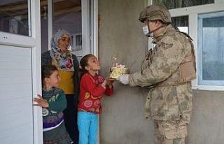 Sokağa çıkamayan minik kıza sürpriz doğum günü