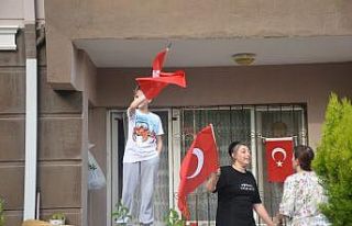 Sokağa çıkamayan vatandaşlar balkonlarda spor...