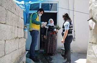 Sokağa çıkan annelere gül ve karanfil hediye edildi