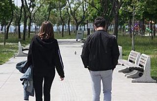 Sokağa çıkan ikiz kardeşler basketbol oynadı