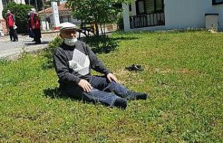 Sokağa çıkar çıkmaz kendini çimenlere atarak,...