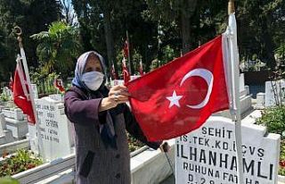 Sokağa çıkma izninde şehit oğlunun mezarına...