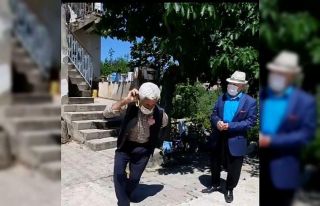 Sokağa çıkma iznini oynayarak kutladılar