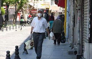 Sokağa çıkma kısıtlamasında vatandaşlar marketlere...