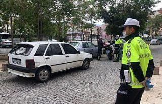 Sokağa çıkma kısıtlamasını ihlal edip polisten...