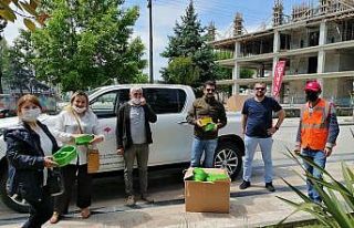 Sokak hayvanlarına mama ve su dağıtımı sürüyor