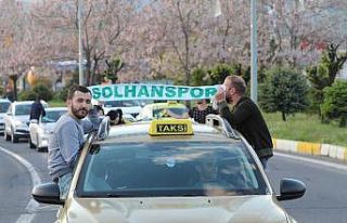 Solhanspor Efeler Ligine yükseldi, kutlama korona...