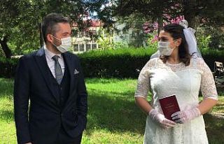 Sosyal mesafe damadın ayağına basmasına engel...