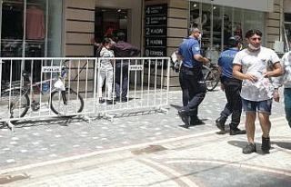Sosyal mesafesiz alışverişe önlem gecikmedi