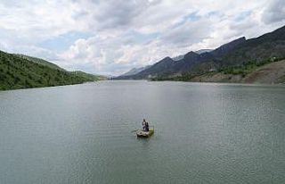 Strafor, tahta ve saçtan kendi kayığını yaptı