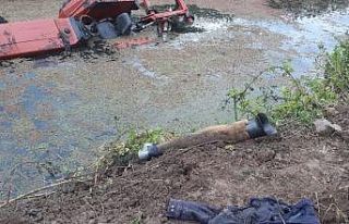 Sulama kanalı boşluğuna düşen traktörde can...