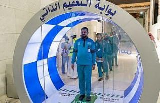 Suudi Arabistan iki caminin girişine sterilizasyon...