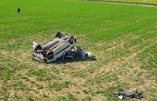 Taklalar atan araç tarlaya düştü: 2 yaralı