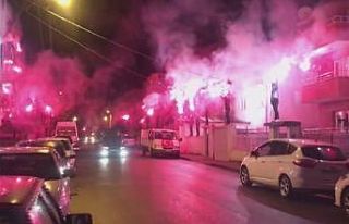 Taraftarlardan balkonda kutlama