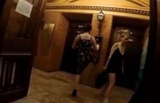 Tarihi asansörün tuşuna ayağı ile basan kadın...