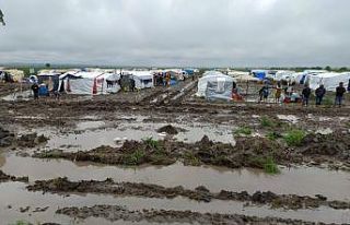 Tarım işçilerinin çadırlarını sel suları bastı