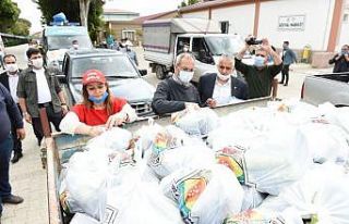Tarsus Belediyesi, çiftçilerden aldığı mahsulleri...
