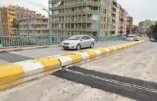 Tarsus’ta üstgeçidin yıpranan bağlantı noktaları...