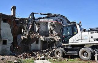 Tatvan’daki metruk binalar yıktırıldı