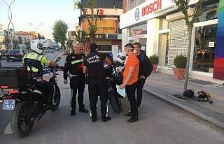 Tek teker üstünde kırmızı ışıkta geçen 20...