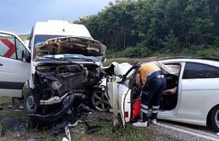 Tekirdağ’da otomobil ile minibüs kafa kafaya çarpıştı:...