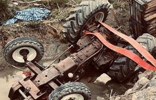 Ters dönen traktörün altında can verdi