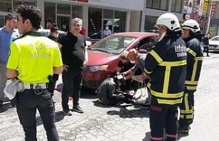 Ticari taksinin çarptığı genç kız yaralandı