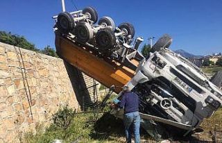 Tonlarca ağırlığındaki hafriyat kamyonu duvarda...