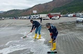 Toptancı hallerinde Kovid-19 tedbirlerini sürüyor
